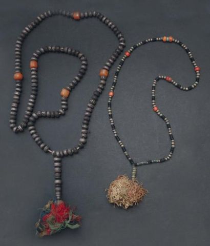 null Deux chapelets masbaha, Mauritanie, à rangs de perles de corail, bois, argent...