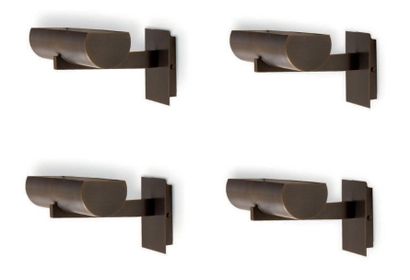VINCENT BRUYNINCKX Suite de quatre appliques modèle «Ometepe» En laiton patiné bronze,...