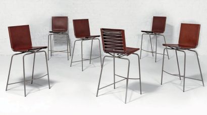 FABIAAN VAN SEVEREN (1957) Suite de huit chaises de bar modèle «Crossed legs» Cuir...