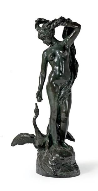 Jef Lambeaux (1852-1908) Leda et le cygne Bronze à patine verte, signé sur la terrasse....