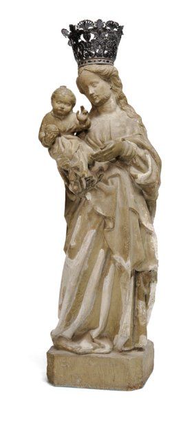 null VIERGE À L'ENFANT en pierre calcaire sculptée en ronde-bosse. La Vierge est...