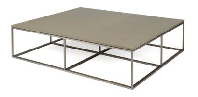 CLAIRE BATAILLE Table basse à plateau carré en marbre gris reposant sur un piétement...
