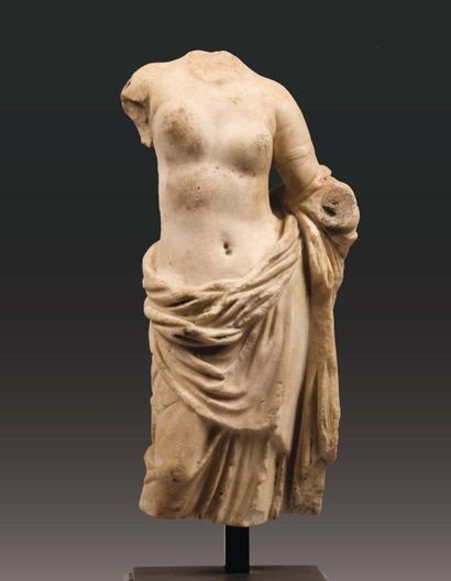 null STATUETTE DE VÉNUS DU TYPE D'ARLES. Elle représente la déesse debout, le corps...