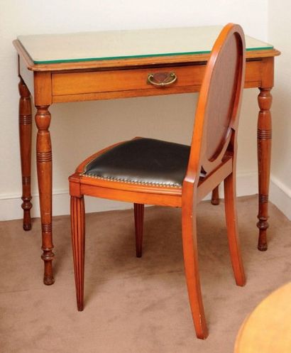  Bureau de style 1900 ouvrant à un tiroir et chaise, dossier en ogive et assise en...