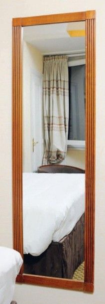 null Un miroir rectangulaire à cannelures H_160 cm L_50 cm On y joint un miroir à...