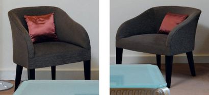  Deux fauteuils à pieds gaines laqué noir garni de tissu gris uni. H_78 cm L_60 cm...