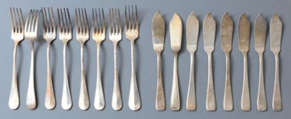 Lot en métal argenté comprenant: Huit fourchettes...