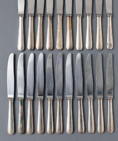  Suite de vingt grands couteaux en métal argenté, modèle Art Déco à filets, gravés...