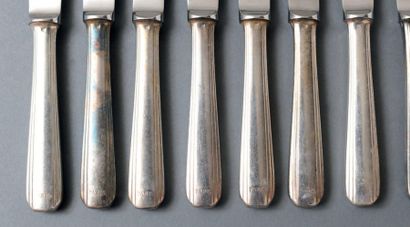  Suite de vingt grands couteaux en métal argenté, modèle Art Déco à filets, gravés...