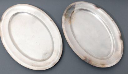  Paire de plats ovales en métal argenté, uniplat, gravé sur le bord du symbole du...
