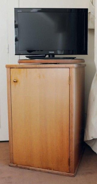 null Meuble Bar ouvrant à une porte et plateau TV rotatif. Contenant un réfrigirateur...