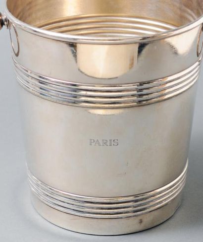 null Seau à champagne en métal argenté, gravés «Paris», à anses détachées mobiles...