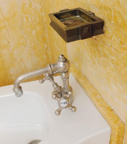null Ensemble de salle de bain en bronze à patine brune, comprenant un meuble lavabo...
