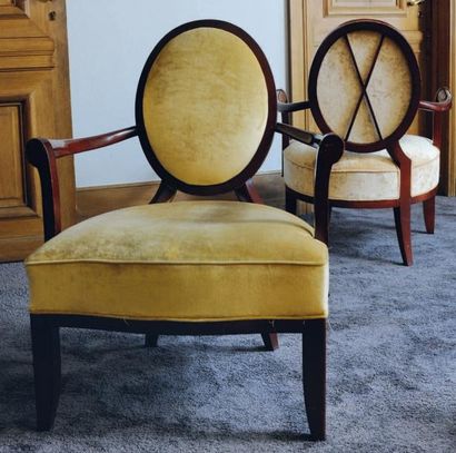 null Paire de fauteuils de style Louis XVI revisité, garnis de velours champagne...