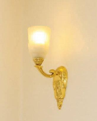 null Applique en métal doré à une lumière avec tulipe en verre de style art déco....