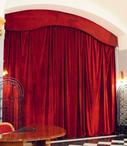 null Important rideau de scène en velours rouge H_400 cm L_600 cm (environ)
