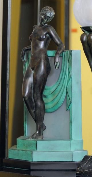 MAX LE VERRIER (1891-1973) Sérénité Lampe en fonte d'art à patine brune et verte...