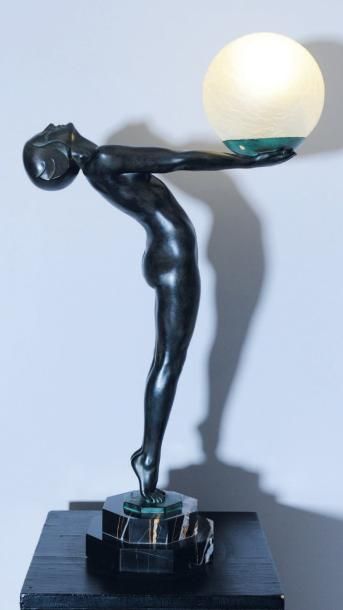 MAX LE VERRIER (1891-1973) Lumina Lampe en fonte d'art à patine brune et verte reposant...