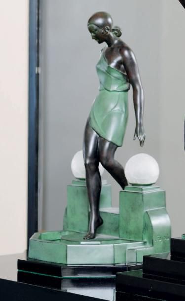 MAX LE VERRIER (1891-1973) Nausicaa Lampe en fonte d'art à patine brune et verte...