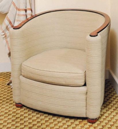 null Fauteuil crapaud à dossier réhaussé de bois façon ronce, garni de tissu beige....