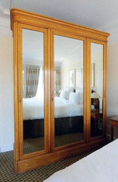  Meuble vestiaire en bois clair marqueté, ouvrant à trois portes miroirs H_228 cm...