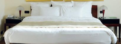  Tête de lit et paire de tables de chevet à gradins. H_65 cm L_56 cm P_45 cm (ch...