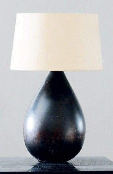  Lampe en bois noirci en forme de poire. H_56 cm