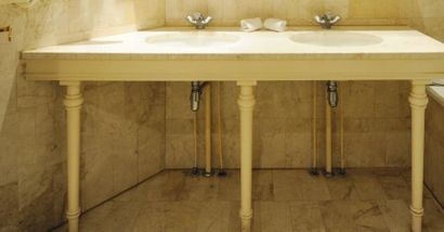 null Table de toilette en pitchpin laqué blanc, début XXème Présentant deux vasques,...