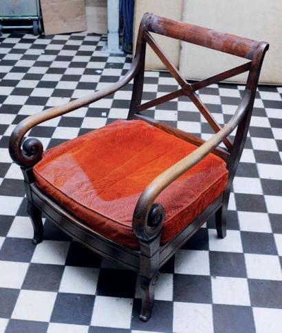  Paire de fauteuils à crosses de style Restauration, garnis de velours vieux rouge...