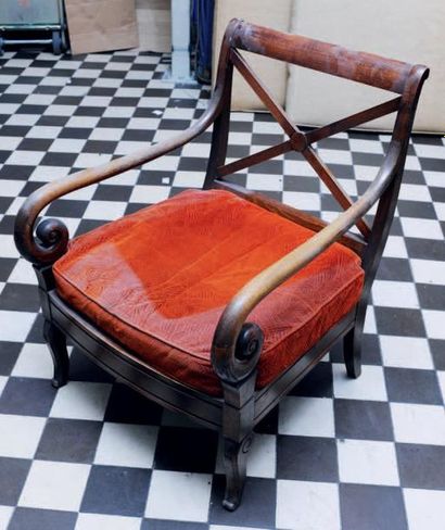 Paire de fauteuils à crosses de style Restauration,...