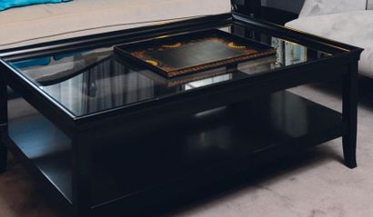 null Table basse modèle Roussillon en bois noir à deux plateaux et dessus de verre....