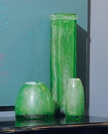 Ensemble de trois vases en verre de couleurs...