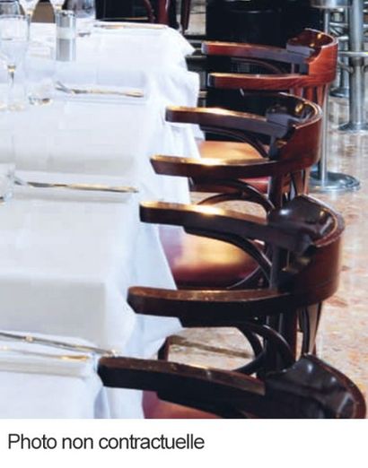  Huit fauteuils bistrot en bois assise en skaï rouge dans le goût de Thonet. H_79...