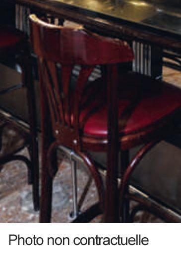 Paire de tabourets de bar en bois et assise en skaï rouge dans le goût de Thonet....
