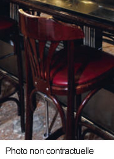 null Quatre tabourets de bar en bois et assise en skaï rouge dans le goût de Thonet....