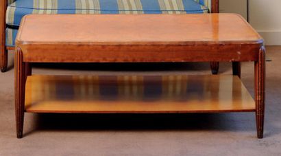  Table basse rectangulaire à deux plateaux et pieds en ogive cannelé. H_43 cm L_110...