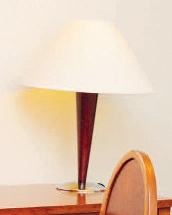 Une lampe de bureau et deux lampes de chevet...