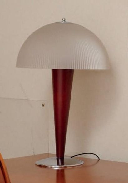 null Une lampe de bureau et deux lampes de chevet Lucien Gau, Paris Métal, bois et...