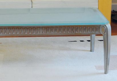  Table basse rectangulaire en bois à patine chrome, dessus de verre dépoli. Style...
