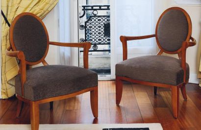 Paire de fauteuils de style Louis XVI revisité, à dossier médaillon et larges accotoirs....