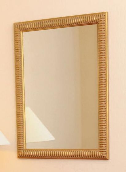 Miroir à godrons en bois doré. H_80 cm L_59...