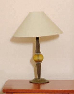 null Paire de lampes de chevet en métal doré et boule en résine. H_50 cm On y joint...