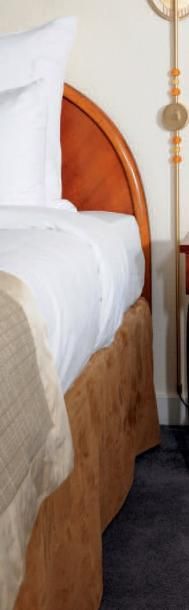  Tête de lit et paire de tables de chevet ouvrant à un tiroir, entretoise et pieds...
