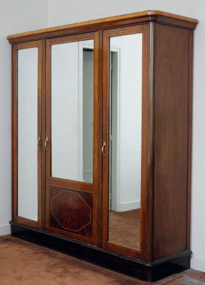 null Grande armoire dressing ouvrant à trois portes à glaces à décors en bois marqueté....