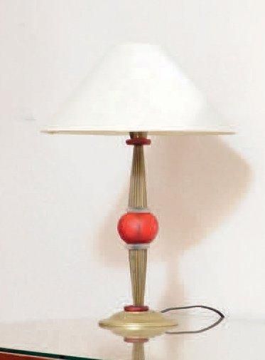  Lampe à poser en résine de couleurs et pied strié. H_45 cm