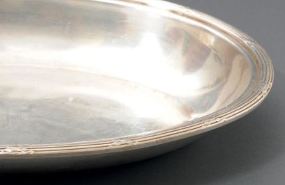 null Suite de trois plats creux ovales en métal argenté à décor de joncs enrubannés...