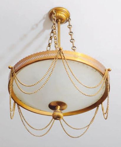 null Lustre en métal doré de forme circulaire avec vasque reliée par trois chaines...