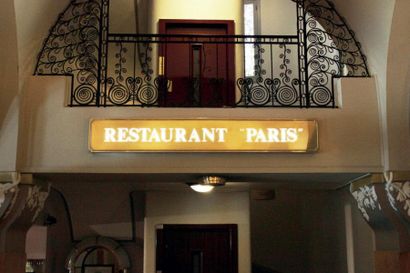  Enseigne lumineuse en métal doré et rhodoïd «Restaurant Paris». H_30 cm L_200 c...
