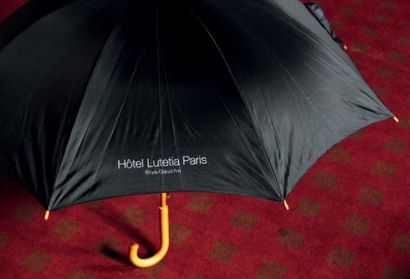 null Parapluie en bois et nylon siglé «Hôtel Lutetia Paris - Rive Gauche»