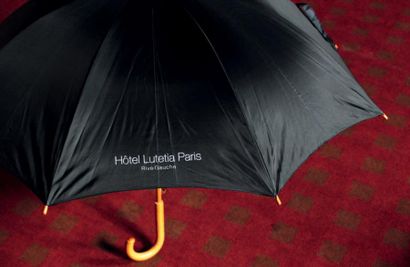 null Parapluie en bois et nylon siglé «Hôtel Lutetia Paris - Rive Gauche»